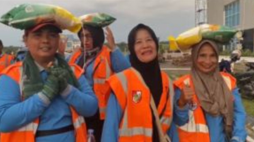 1.991 Petugas Kebersihan Terima Paket Sembako Gratis dari Pemko Pekanbaru