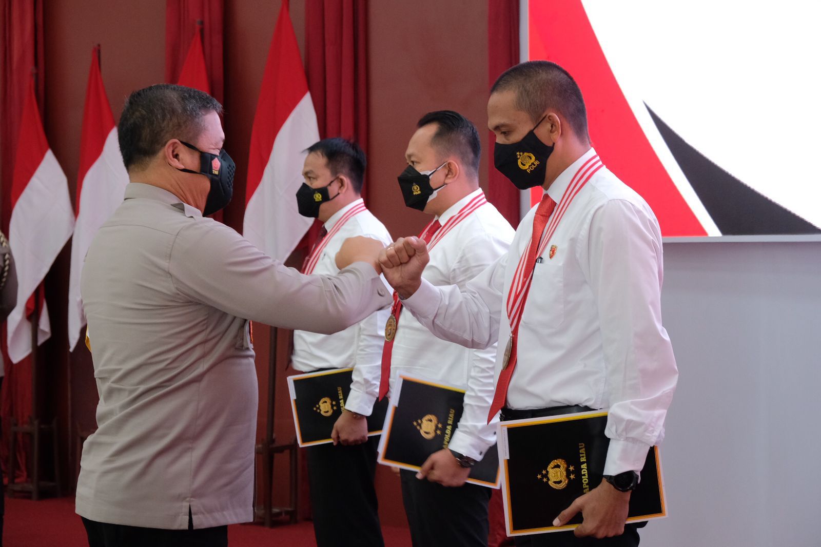 Prestasi dalam Bidang Tugas Operasional Kepolisian, 41 Personel Polda Riau Dapat Penghargaan