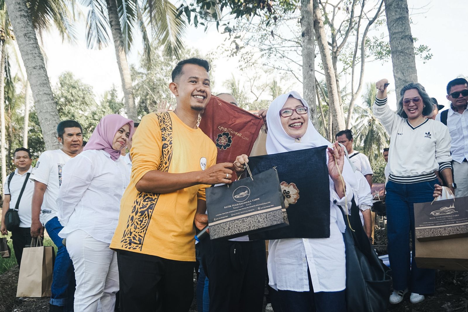 Perkuat Ekosistem Ekonomi Sumbar, Indosat Dukung Digitalisasi UMKM Batik dan Produk Lokal Solok