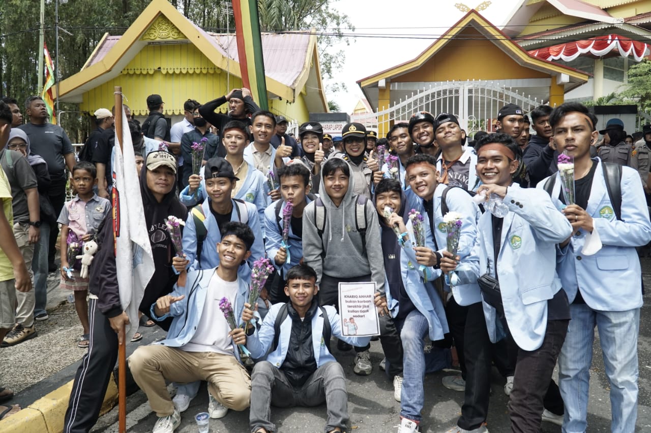 Polwan Polda Riau Bagikan Bunga ke Pendemo