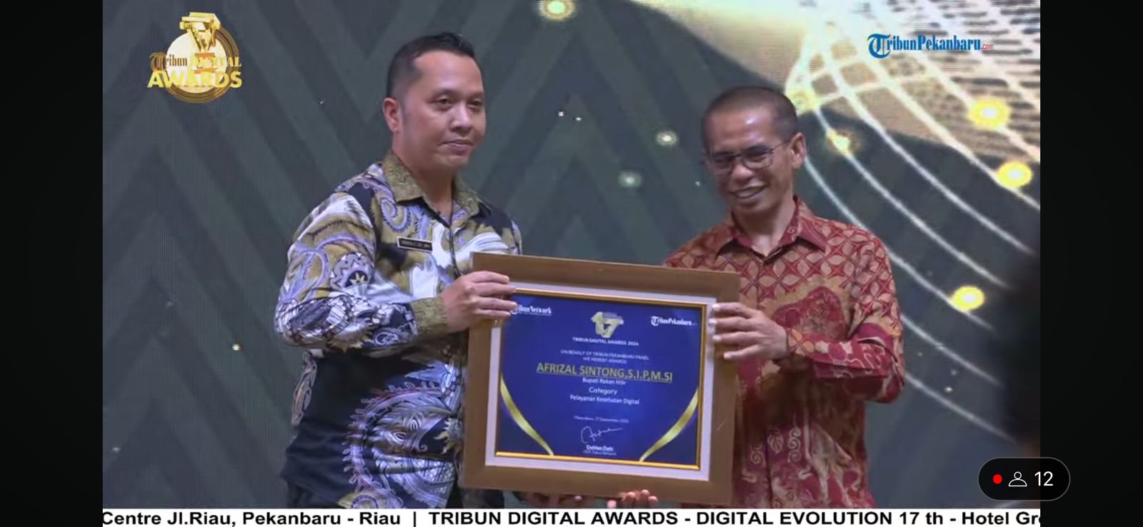 Bupati Rohil Afrizal Sintong Terima Tribun Digital Award Kategori Peduli dan Dekat dengan Masyarakat