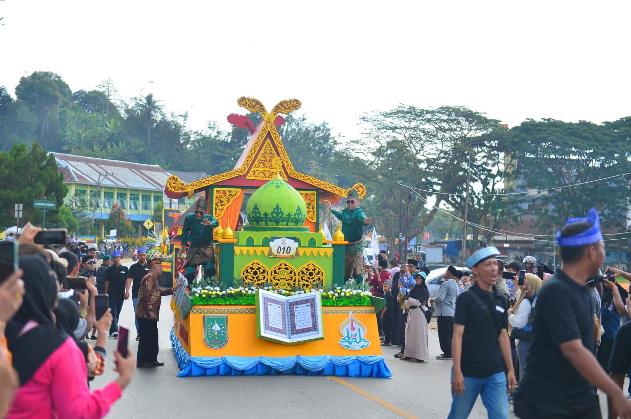 Kafilah Riau Warnai Pawai Ta’aruf STQH Nasional XXVIII dengan Tari Pacu Jalur