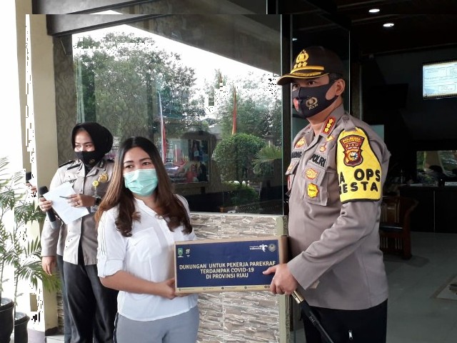 4.039 Paket Sembako Kemenpar RI Disalurkan Polresta Pekanbaru ke Pekerja Parekraf