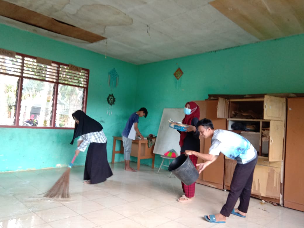 Mahasiswa Kukerta Balik Kampung Unri Goro Bersihkan MDTA Nurul Hikmah Desa Kenidai