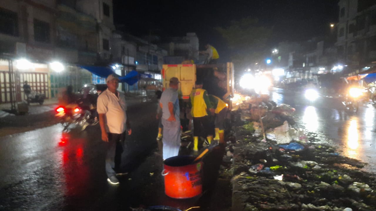 DLH Rohil Turunkan 20 Orang Tim Satgas Bersihkan Tumpukkan Sampah di Bagan Batu