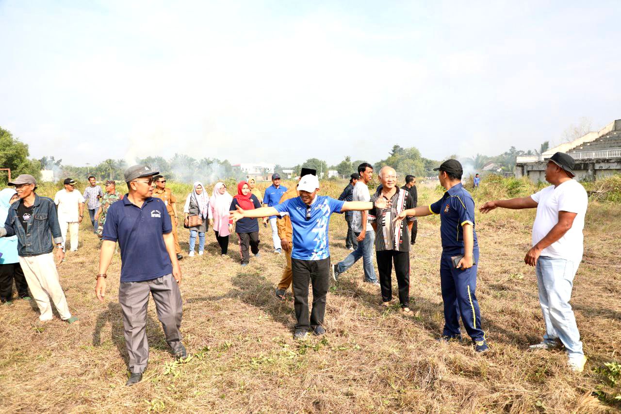 Wabup Bengkalis Bagus Santoso dan Forkopimcam Goro Bersihkan Stadion Siak Kecil