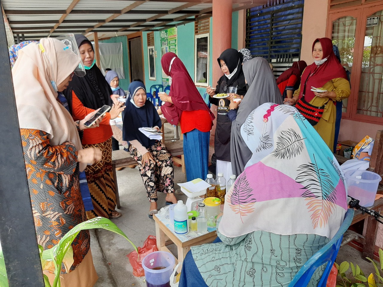 Dosen Unilak Bantu Masyarakat Buat Eco Enzym Ramah Lingkungan