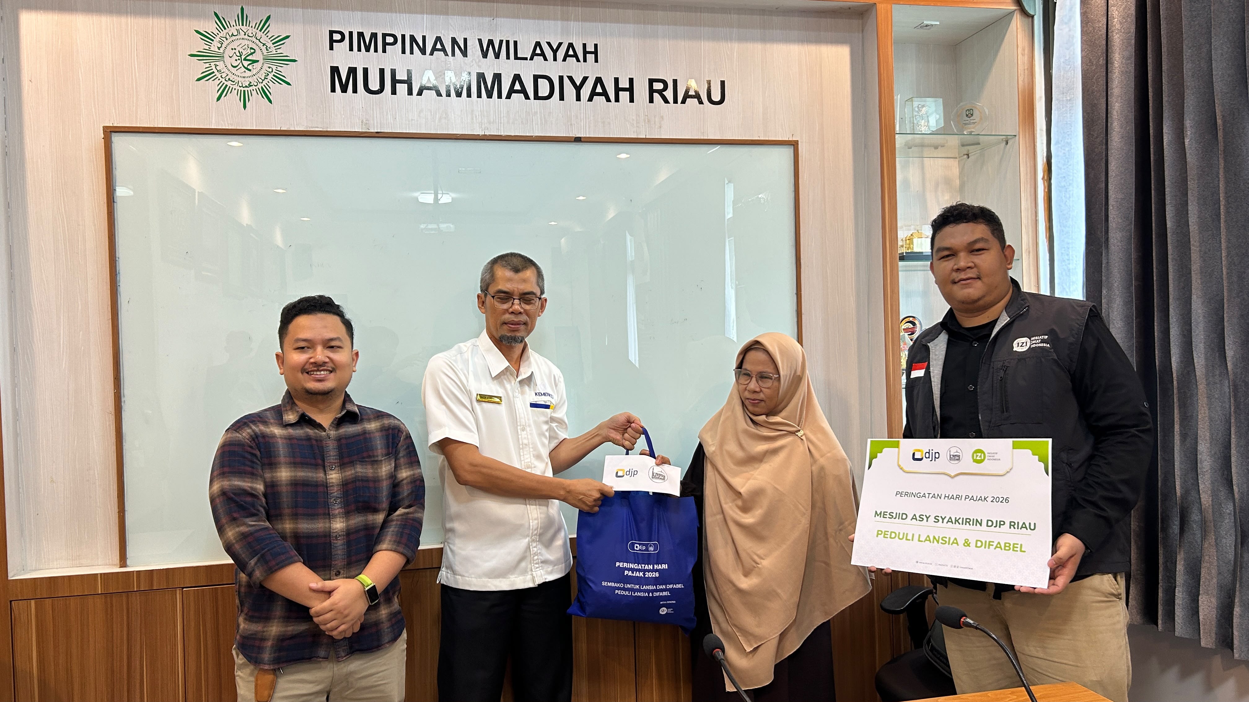 Hari Pajak 2026, IZI Riau dan Jamaah Masjid Asy Syakirin DJP Riau Santuni Lansia dan Penyandang Disabilitas