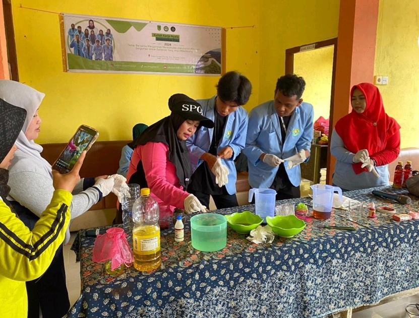Mahasiswa Kukerta Unri Latih Warga Sungai Piring Buat  Sabun dari Minyak Jelantah dan Daun Nipah