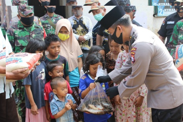 Tim JB Polda Banten Door to Door Bagikan Sembako ke Masyarakat Tegal Asem