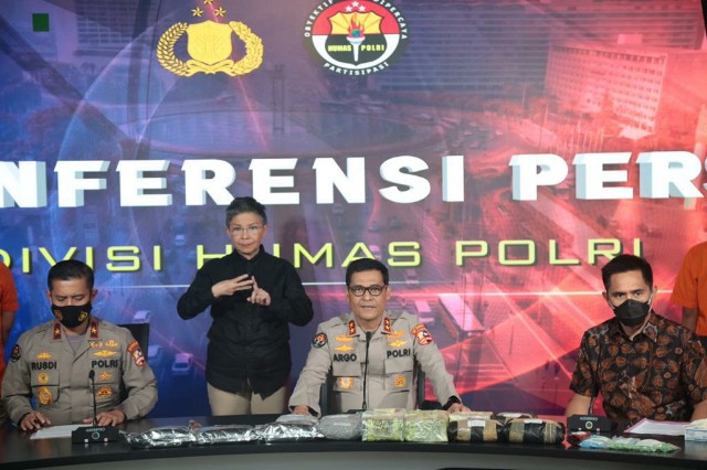 Humas Polri Libatkan Juru Bahasa Isyarat Dalam Setiap Konferensi Pers