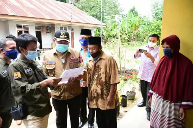 Bupati Kampar Serahkan Bantuan RLH untuk Masyarakat di Tiga Kecamatan