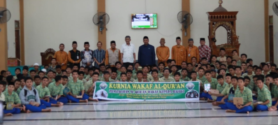 Kurnia Wakaf Salurkan 283 Mushaf Qur’an dan 225 Juz Amma Untuk Santri Ponpes IBS Kampar