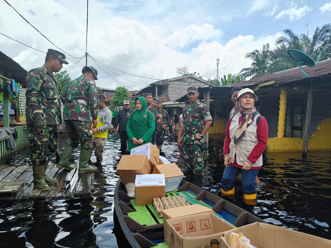Baksos Jumat Berkah, Koramil 0321/05 RM Serahkan Bantuan Sembako ke Korban Banjir di Pematang Ibul
