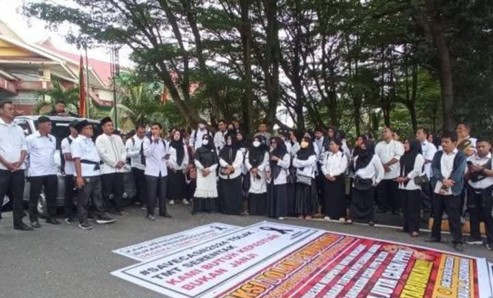 Ratusan Pegawai PPPK dan CPNS Demo Tolak Penundaan Pengangkatan di DPRD Riau