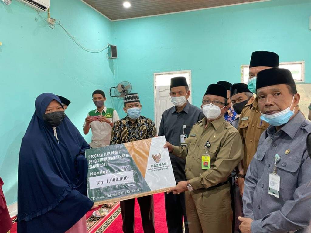 Sekdakab Siak Salurkan Zakat Tahap 3 di Masjid An Nuh Kampung Lubuk Dalam