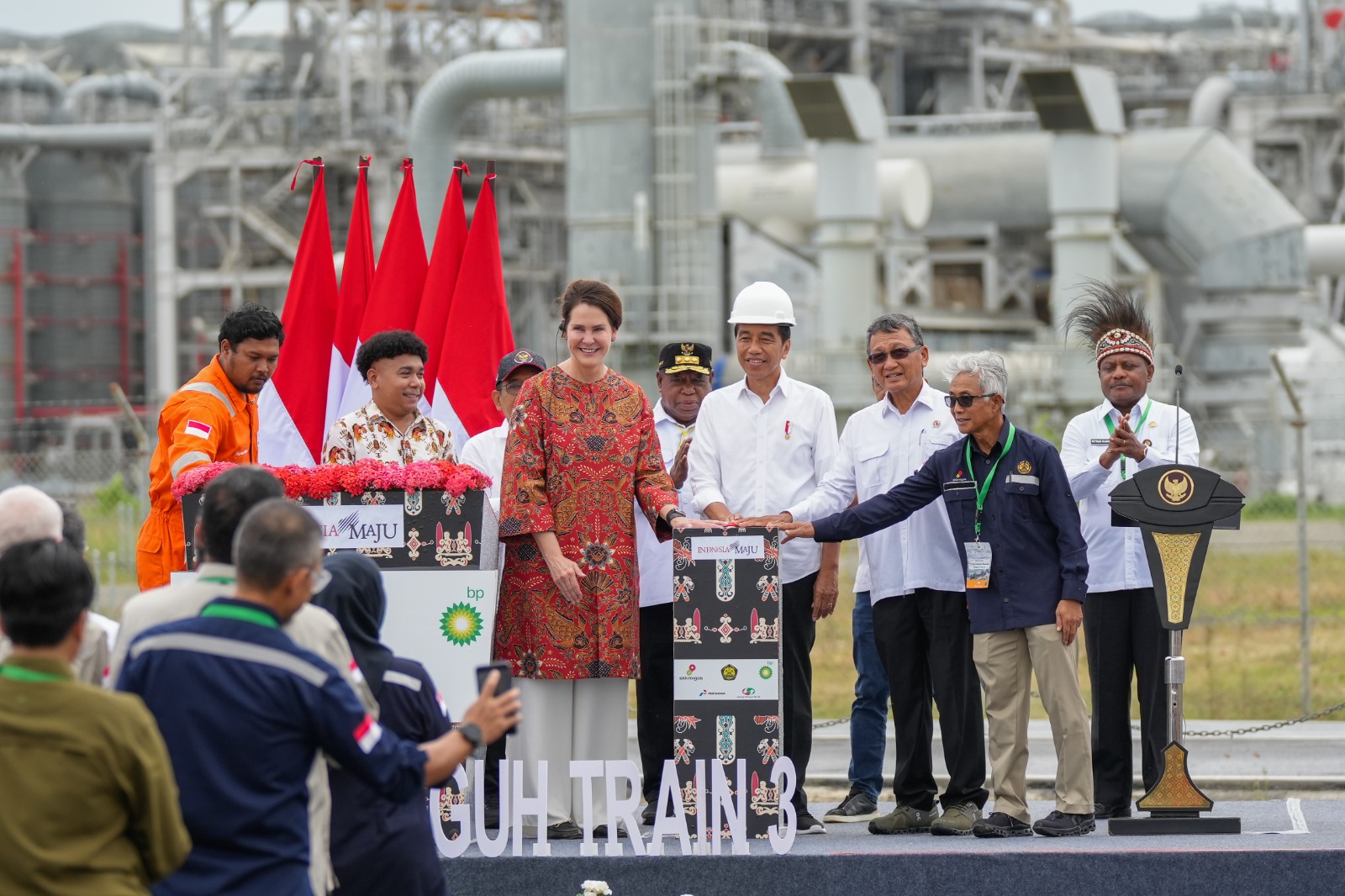 PSN Tangguh Train 3 Teluk Bentuni Diresmikan, Jokowi: Saya Senang Proyek Ini Menyerap Banyak Naker