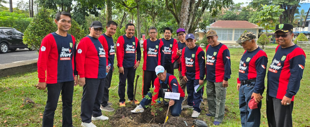 Reuni Akbar, IKA Faperta UIR Tanan 250 Pohon Penghijauan di Depan Rektorat