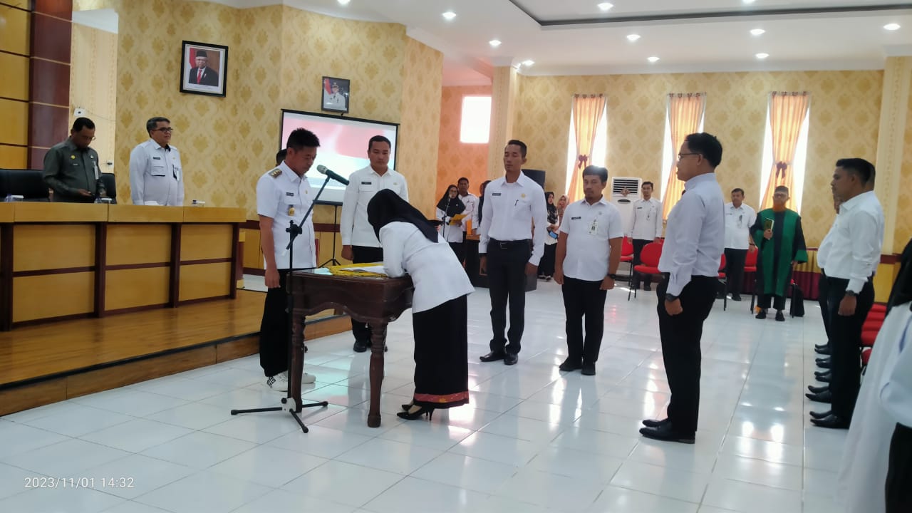 Bupati Rohil Afrizal Sintong Serahkan 34 SK Pengangkatan PPPK Tanaga Teknis Formasi 2022