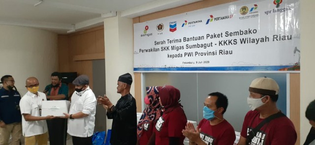 SKK Migas-KKKS Wilayah Sumbagut Serahkan Bantuan 270 Paket Sembako ke PWI Riau