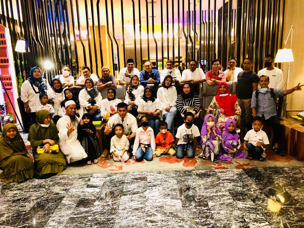 Di Bulan Ramadhan, Alumni SMPN 13 Pekanbaru Angkatan 98 Bebagi Takjil dan Buka Bersama