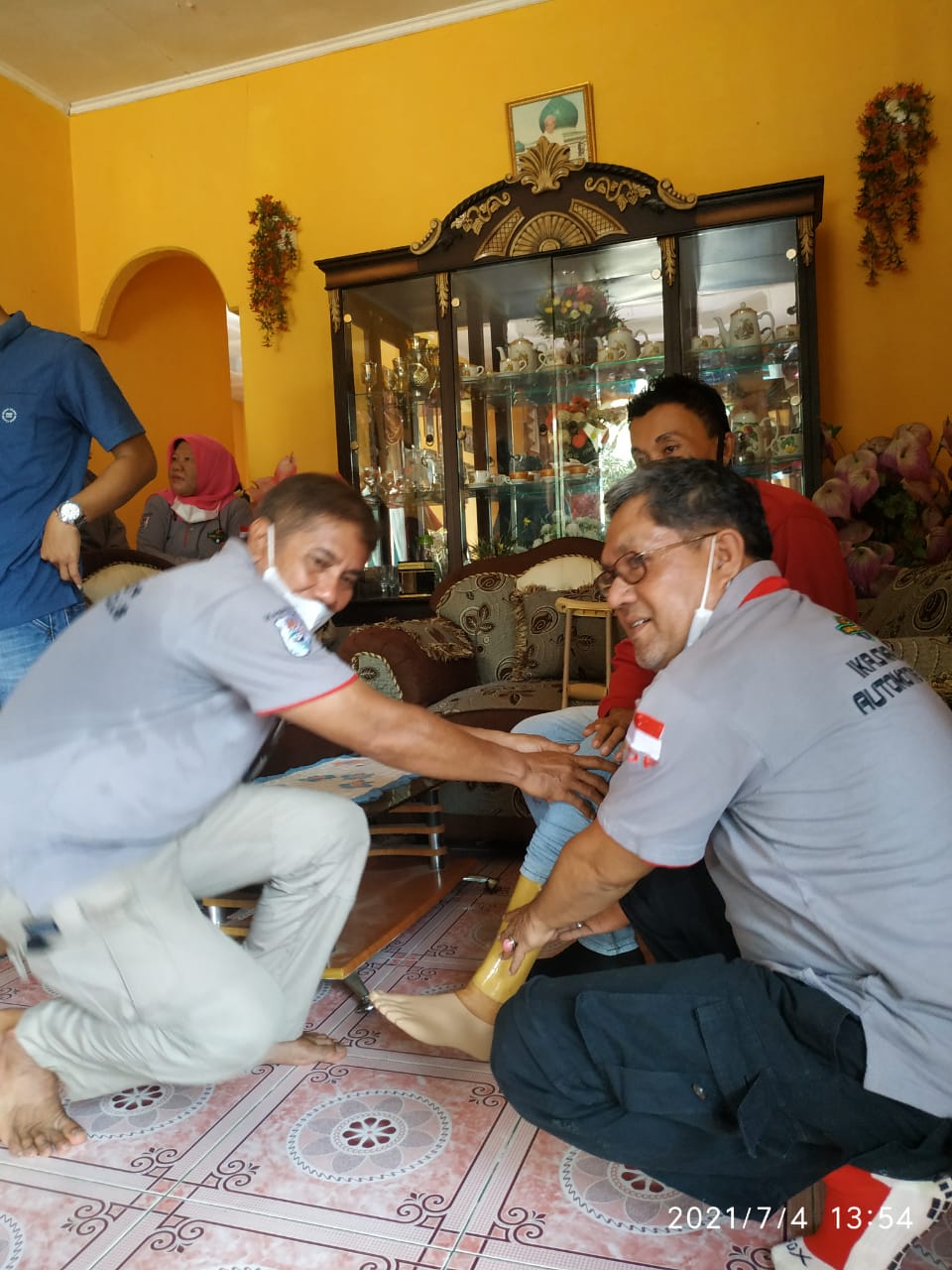 Ikasmansa Automotive Club Sumbang Kaki Palsu ke Warga Desa IV  Koto Setingkai