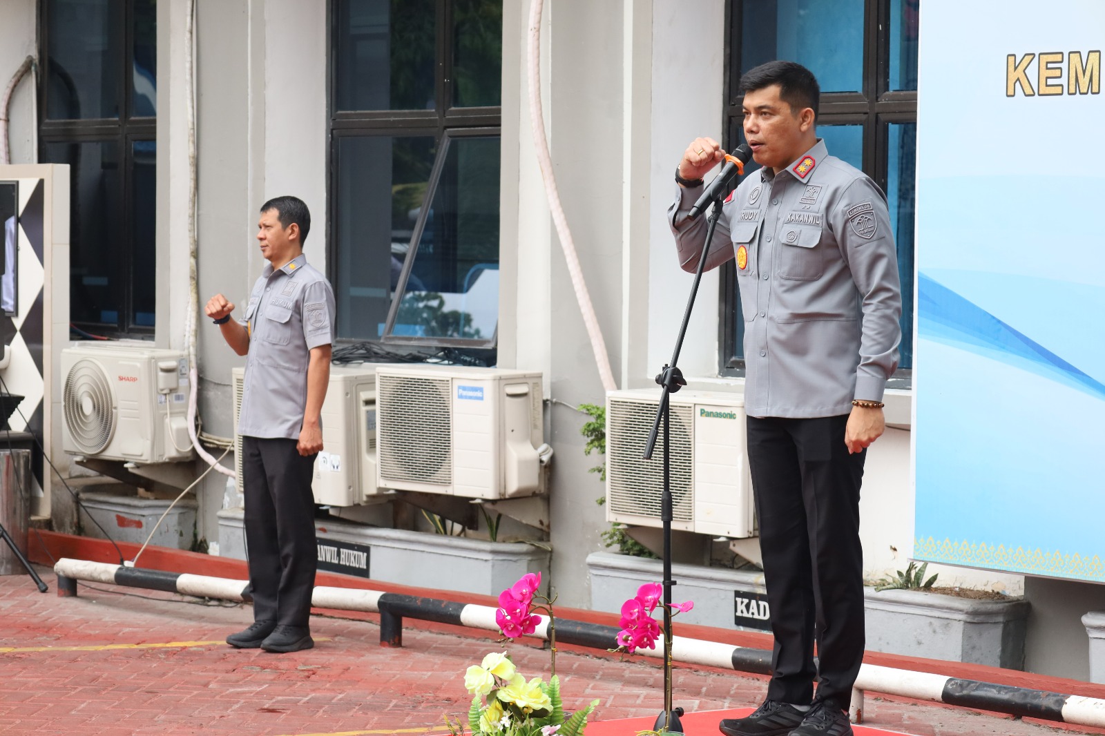 Apel Pagi Kemenkum Riau, Rudy Hendra Pakpahan: Kita Harus Terus Mengevaluasi dan Berinovasi Demi Perbaikan Apel Pagi Kemenkum Riau, Rudy Hendra Pakpahan: Kita Harus Terus Mengevaluasi dan Berinovasi Demi Perbaikan
