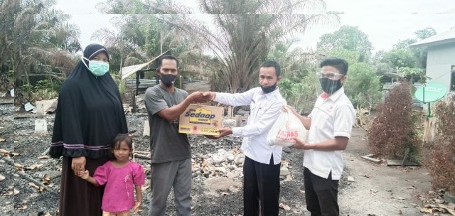 Baznas Pelalawan Salurkan Bantuan ke Korban Kebakaran di Teluk Meranti