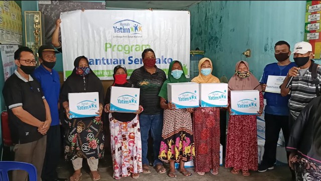 Rumah Yatim Riau Salurkan 15 Paket Bantuan Sembako ke Korban Banjir di Sialangrampai