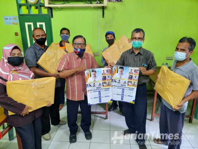 Pengurus Persatuan Matua Saiyo Pekanbaru Distribusikan Kalender 2021