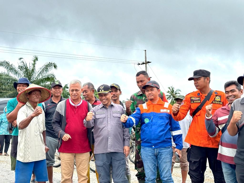 Wabup Bengkalis Bagus Santoso Bersama PT BSP Bantu Warga Terdampak Banjir di Siak Kecil