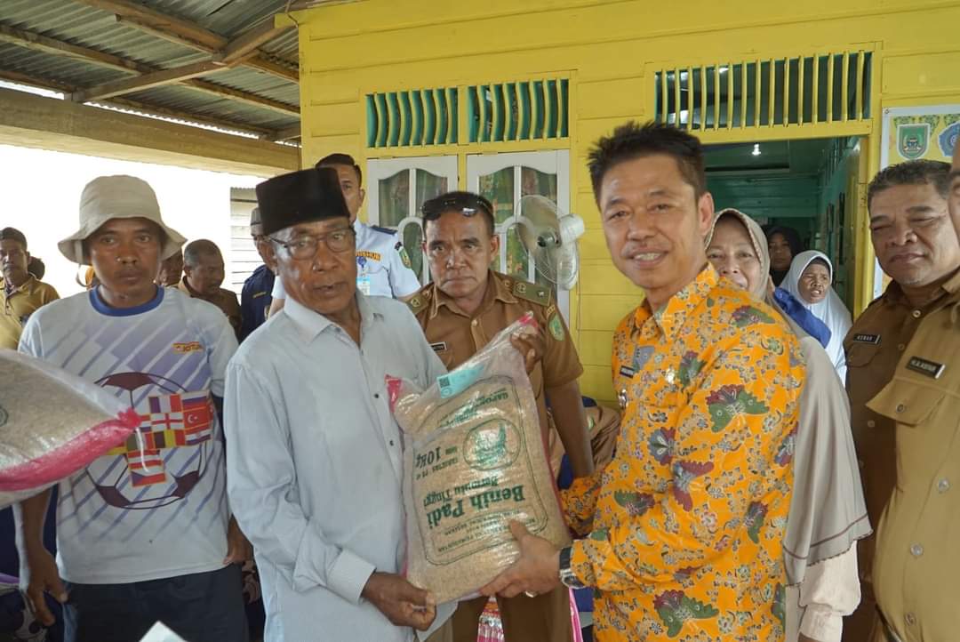Bupati Rohil Serahkan Bantuan Tiga Ton Benih Padi ke Gapoktan di Kepenghuluan Bagan Punak Pesisir