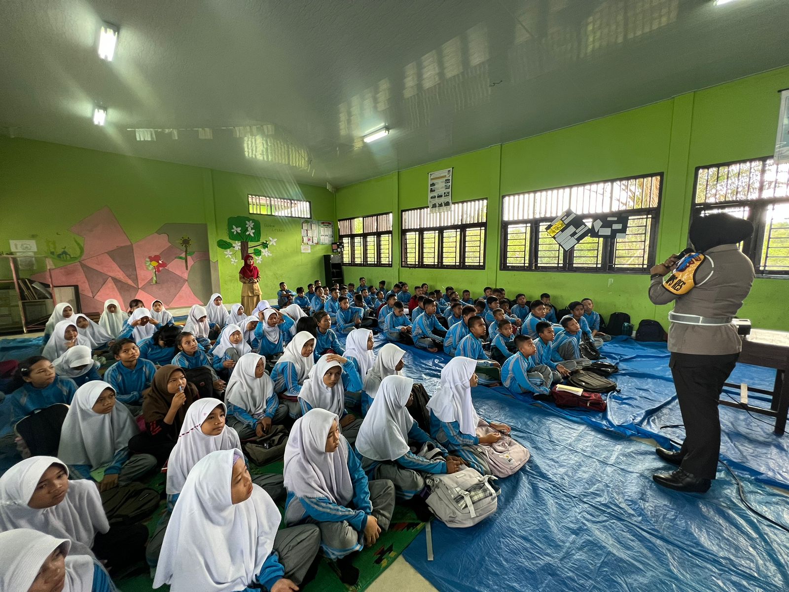 Sambangi SMPN 20 Dumai, Satlantas Polres Dumai Berikan Edukasi Tertib Berlalu Lintas