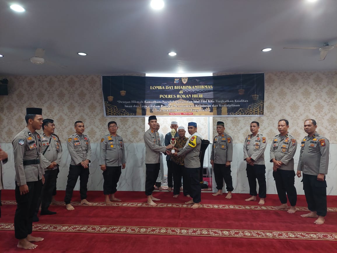 Kapolres Rohil Serahkan Trofi ke Pemenang Lomba Da'i Bhabinkamtibmas dan Qasidah