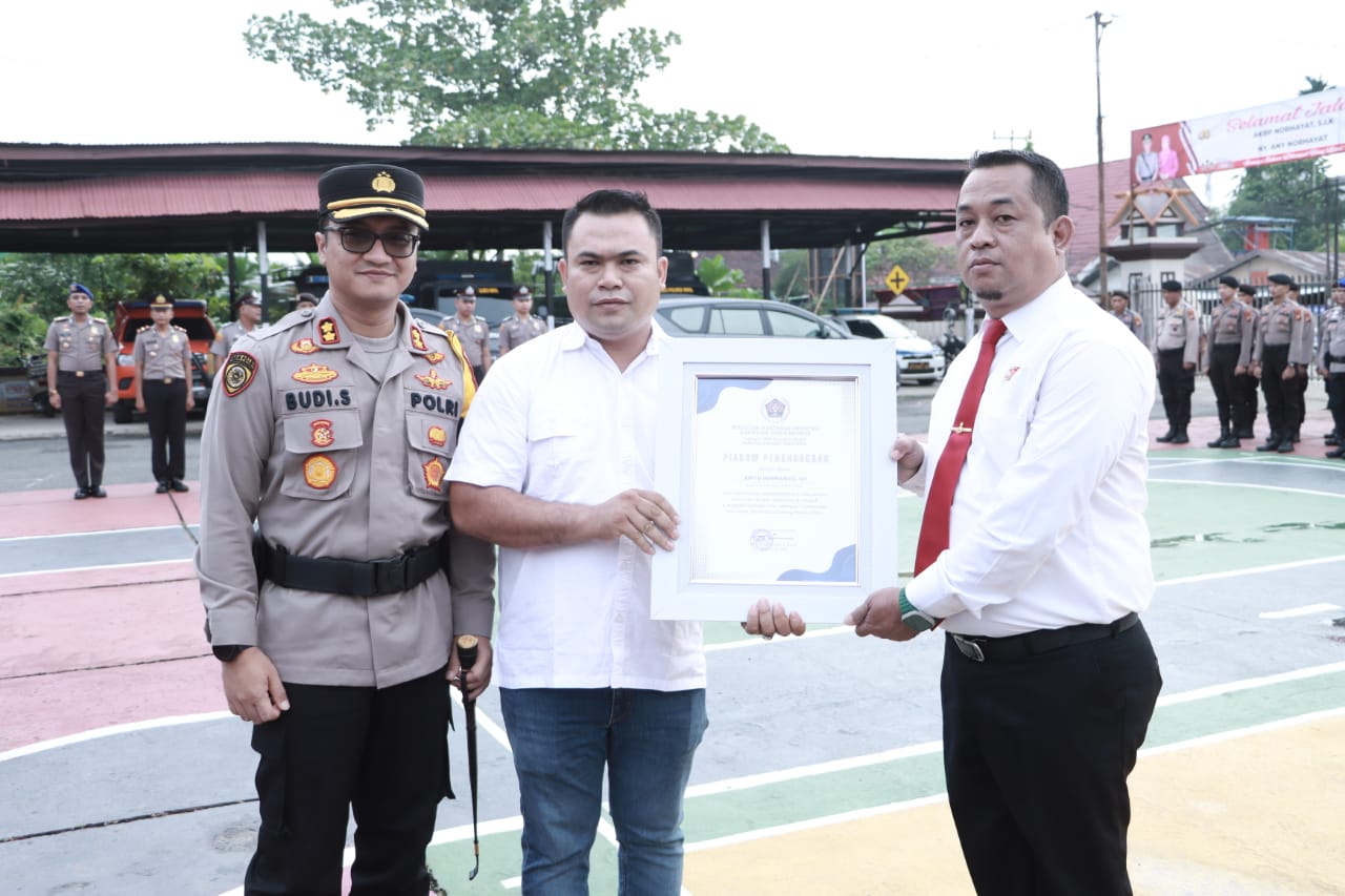 Dinilai Berprestasi, PWI Inhil Anugerahkan Penghargaan ke Personel Reskrim Polres Inhil