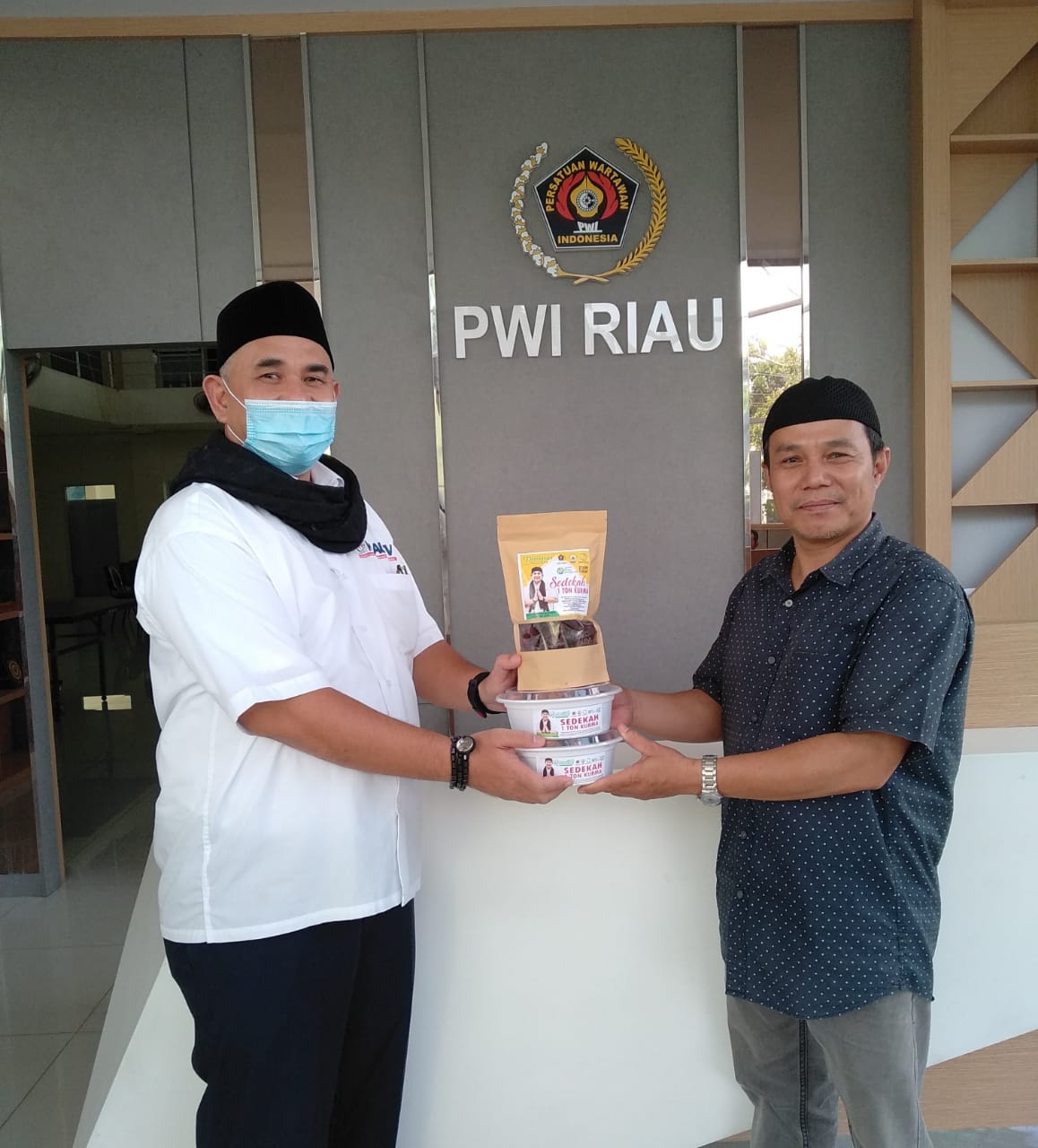 PWI Riau Peduli Mulai Distribusikan 1 Ton Kurma ke Masjid dan Mushalla