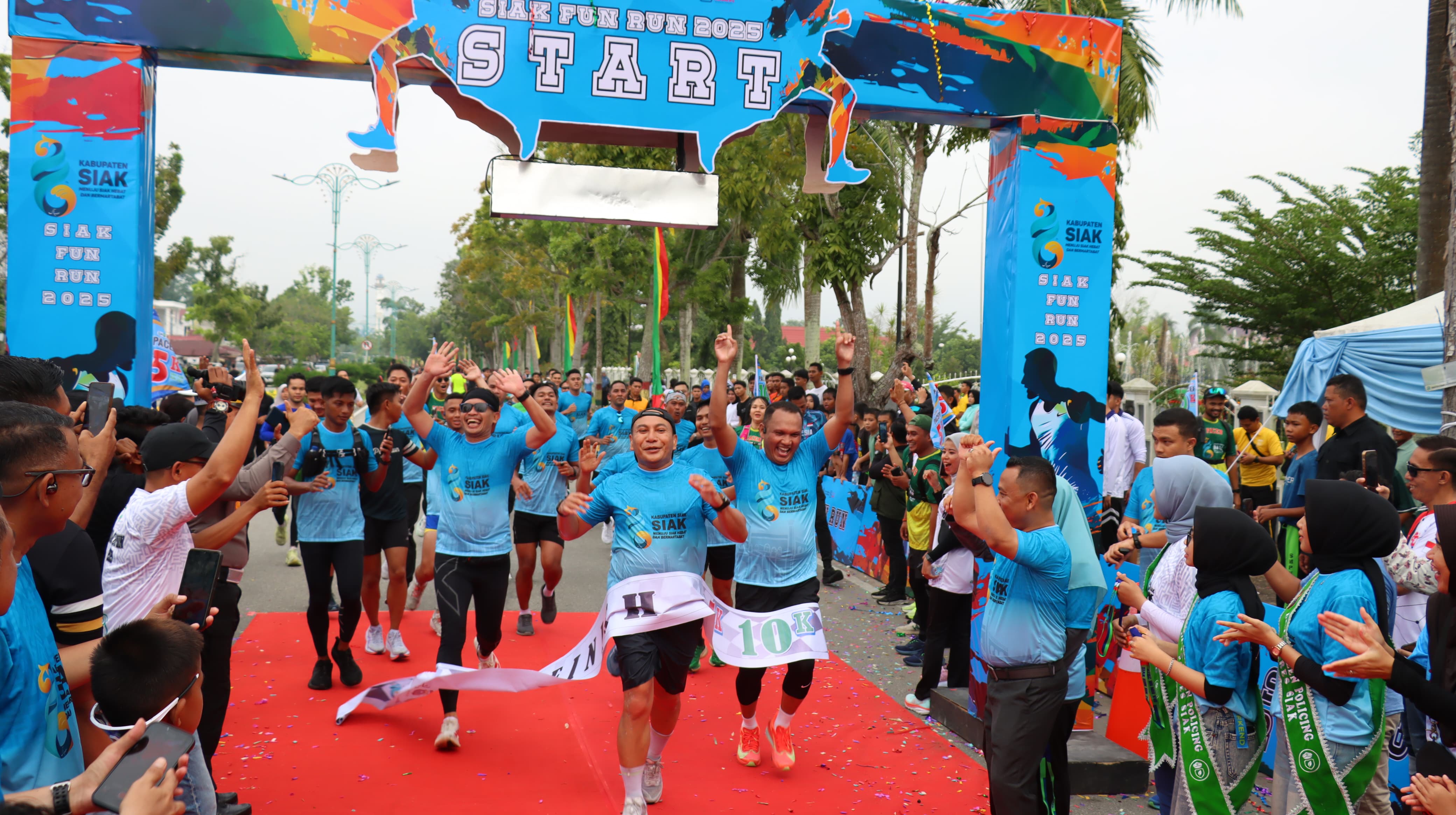 Capai Garis Finish, Peserta Siak Fun Run 5K dan 10K Disambut Zumba Bersama dan Pembacaan Syair Green Policing