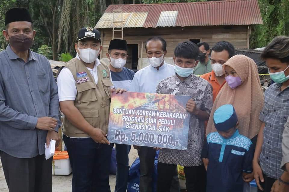 Wabup Siak Husni Merza Serahkan Bantuan ke Korban Kebakaran di Kampung Pinang Sebatang