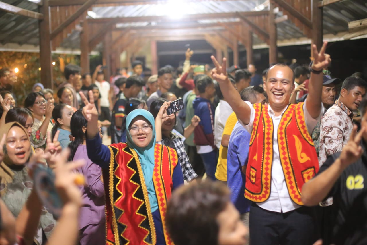 Kampanye Dialogis di Minas Jaya, Masyarakat Nias Berikan Baju Adat dan Uang Hasil Donasi ke Dr Afni