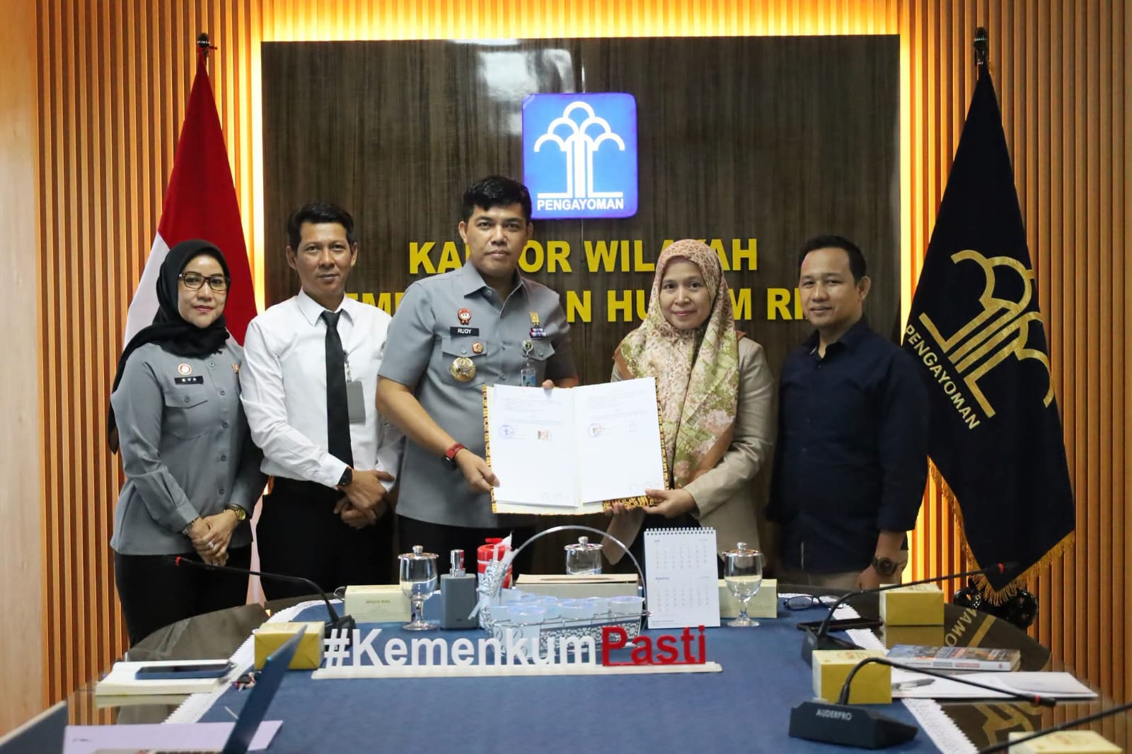 Kemenkum Riau Tangandatangani PKS dengan Politeknik Pengadaan Nasional