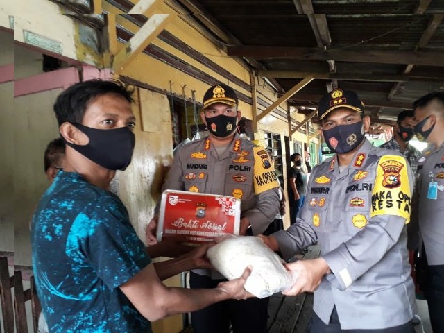 Polresta Pekanbaru Bagikan 300 Paket Sembako ke Masyarakat yang Membutuhkan