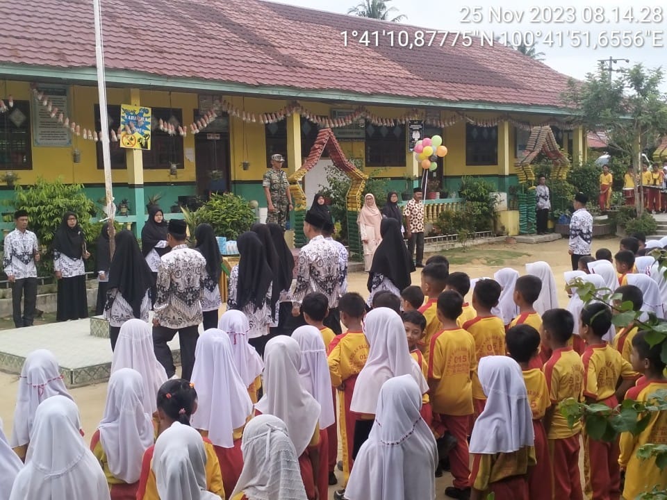 Upacara HUT ke-78 PGRI di SDN 015 Karya Sempurna Bangko Pusako, Ini Pesan Danramil 05/RM