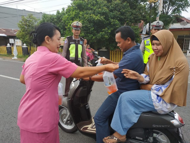 Polsek Bukit Batu Bagikan Takjil ke Masyarakat Sungai Pakning