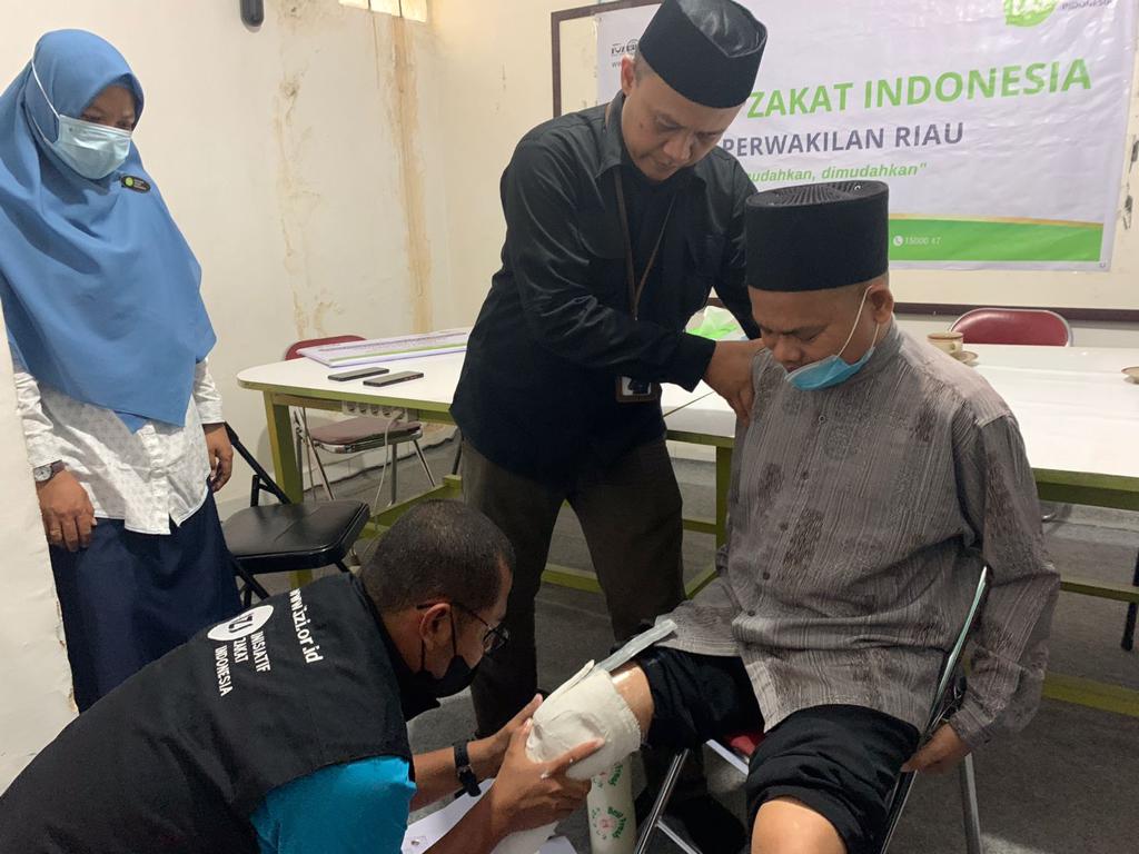 BPJS Kesehatan Bersama IZI Riau Serahkan Bantuan Alat Bantu Dengar dan Kaki Palsu ke Disabilitas