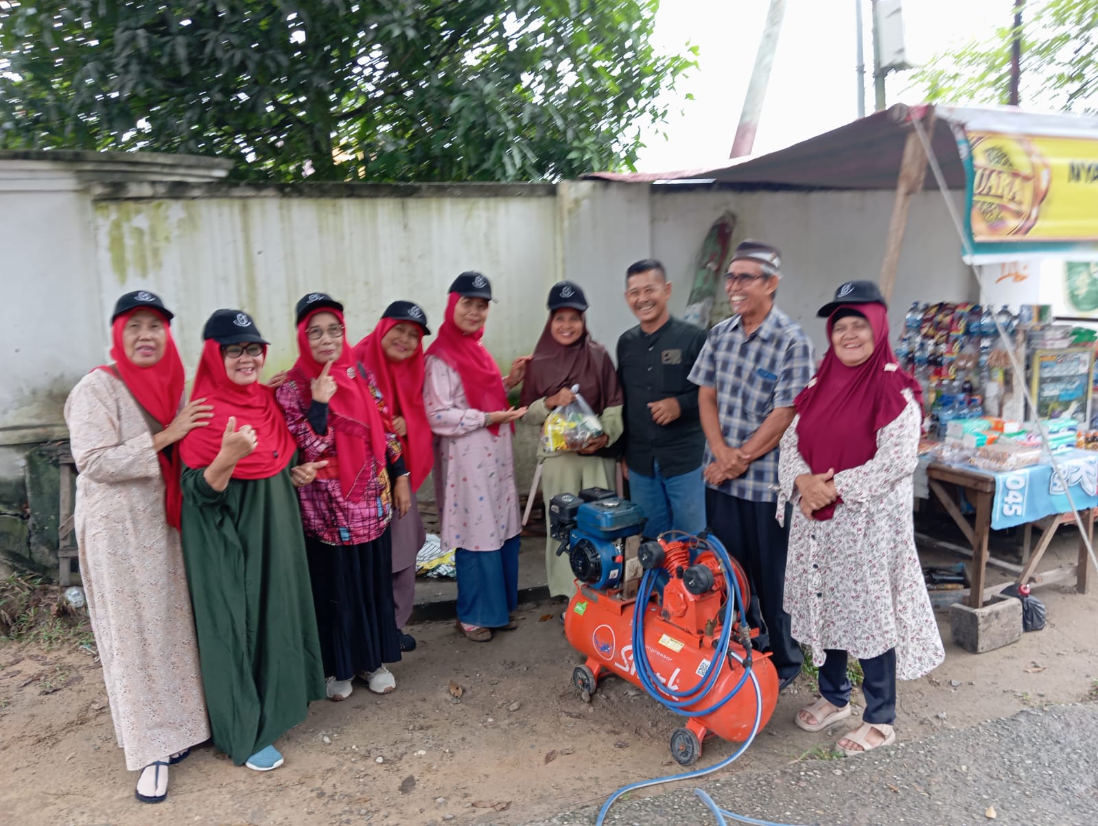 Alumni SMEA Negeri Pekanbaru Berbagi Sembako ke Tukang Tambal Ban dan Penjual BBM Asongan