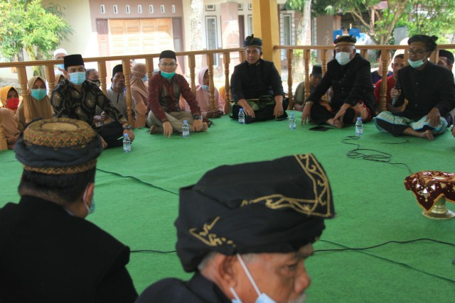 Rektor Unilak Hadiri Prosesi Gelar Datuk Sama Diraja di Kecamatan Kampa