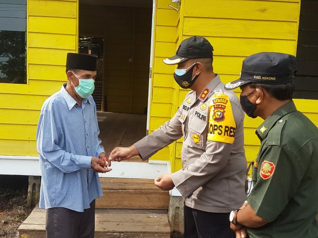 Kapolres Meranti Serah Kunci Rumah Hasil Renovasi ke Warga Peleper