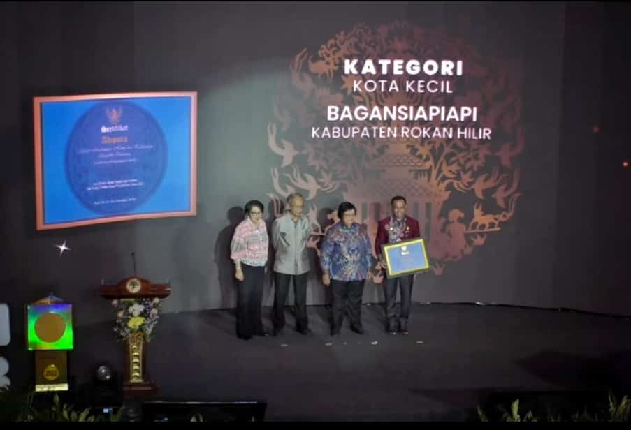 Sekda Rohil Terima Sertifikat Adipura 2022