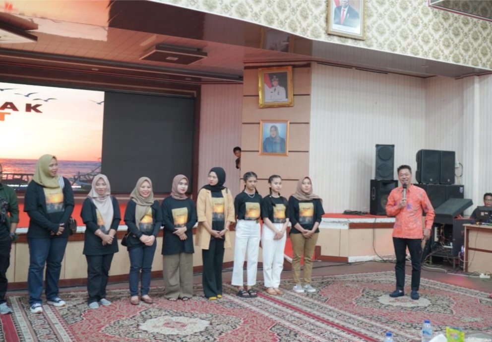 Bupati Rohil Afrizal Sintong Nobar Pemutaran Perdana Film 'Budak Laut' Karya Anak Negeri