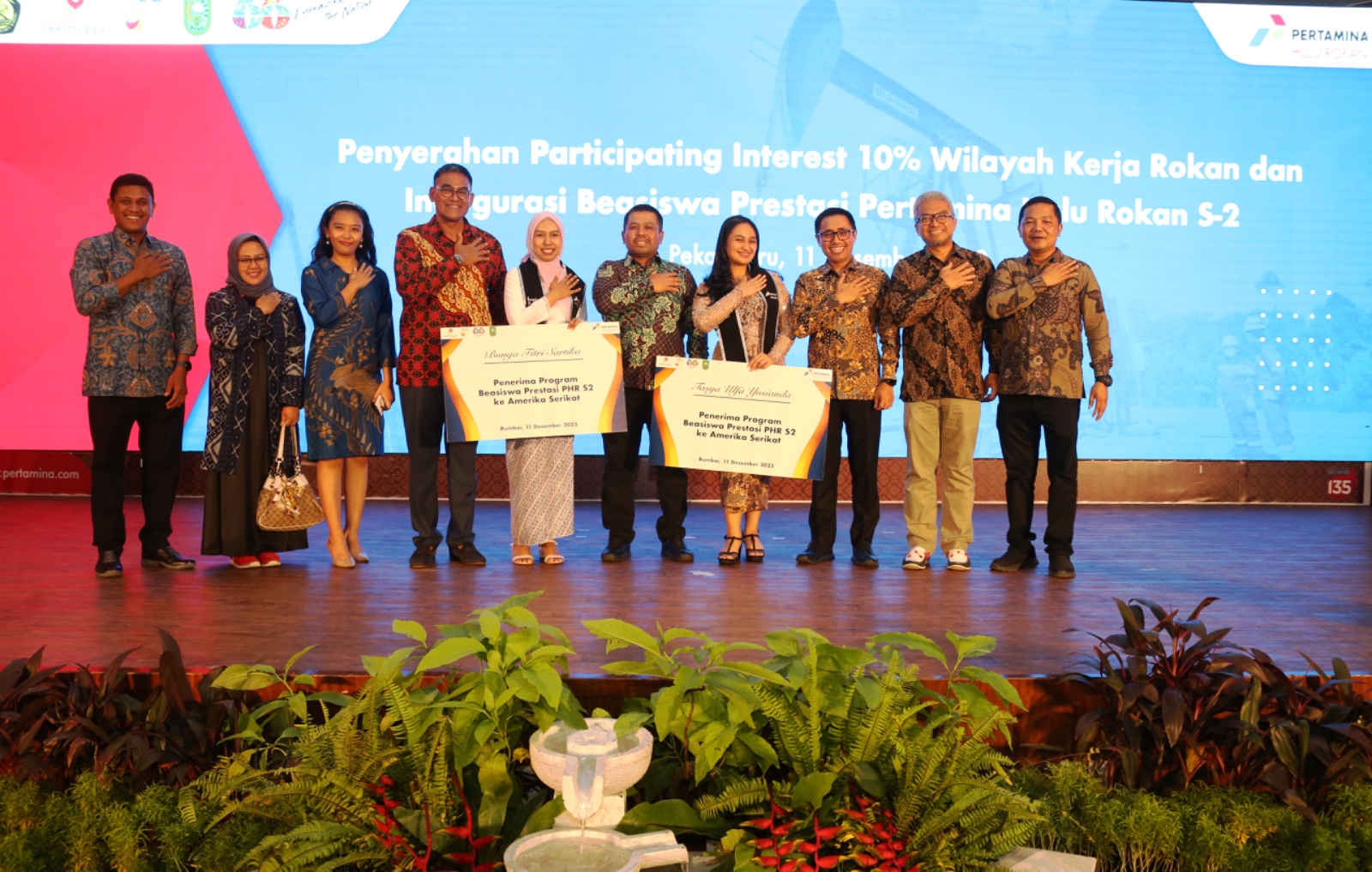 PHR Anugerahkan Beasiswa Prestasi Jenjang S2 Internasional kepada 2 Putri Terbaik Riau